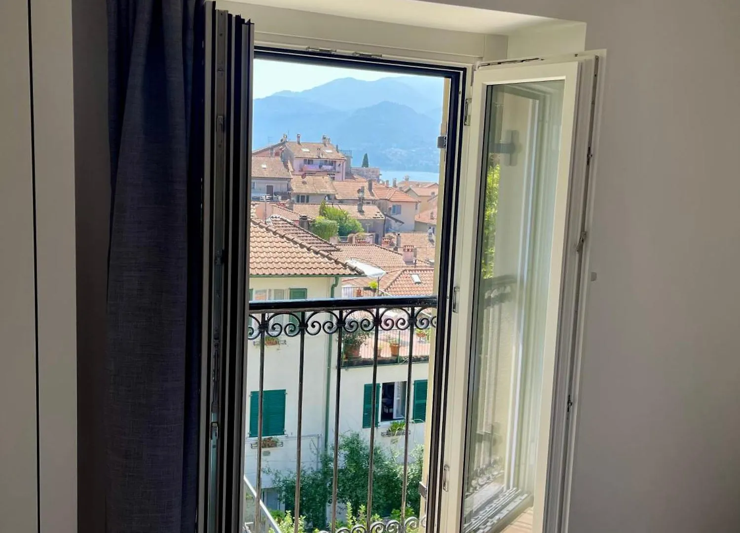Above The Lake Varenna Apartment